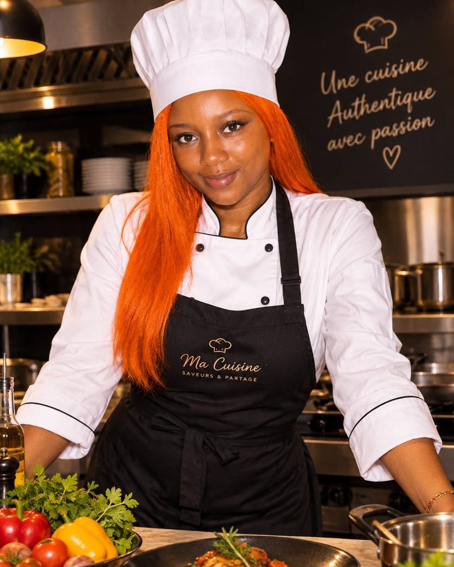 Kena, la cheffe de L'Ivoirienne, en tenue de cuisine